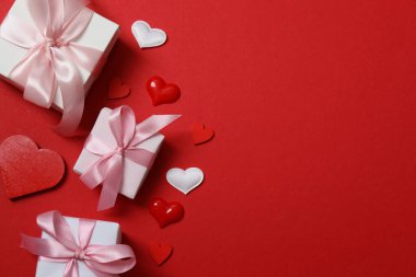 Kırmızı arkaplanlı sevgililer günü kartı..