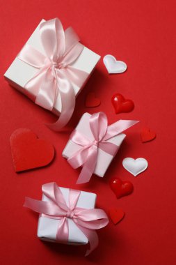 Kırmızı arkaplanlı sevgililer günü kartı..