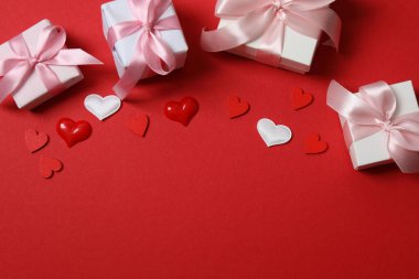 Kırmızı arkaplanlı sevgililer günü kartı..