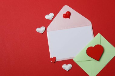 Kırmızı arkaplanlı sevgililer günü kartı..