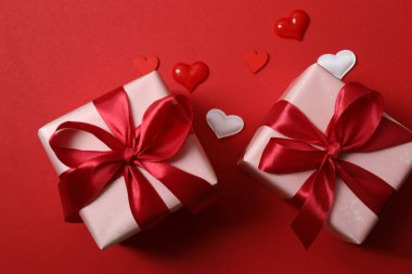 Kırmızı arkaplanlı sevgililer günü kartı..