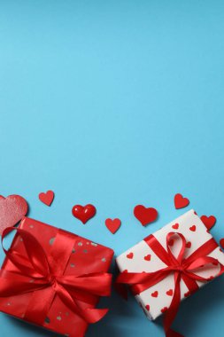 Sevgililer günü kartında kalpler, mavi arkaplan.