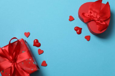 Sevgililer günü kartında kalpler, mavi arkaplan.