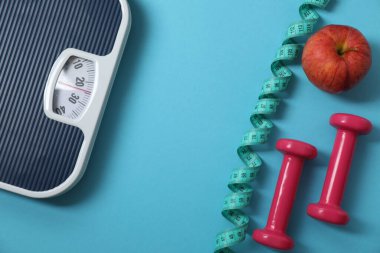 Mavi arka planda pullar, dambıllar ve mezura