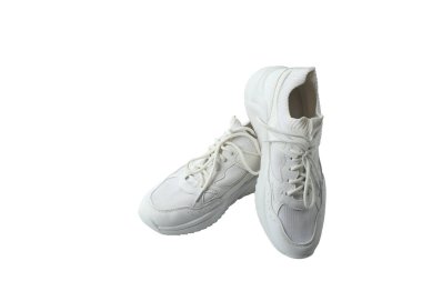 İzole edilmiş bir çift beyaz spor ayakkabı.