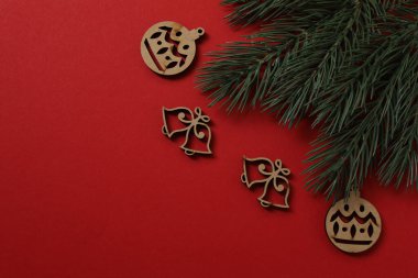 Noel hediyesi. Kırmızı zemin üzerinde dekorasyon için alanı olan bir Noel ağacı resminin üst görünümü.