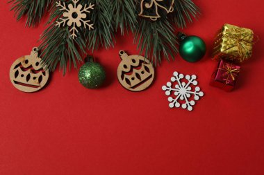 Noel hediyesi. Kırmızı zemin üzerinde dekorasyon için alanı olan bir Noel ağacı resminin üst görünümü.