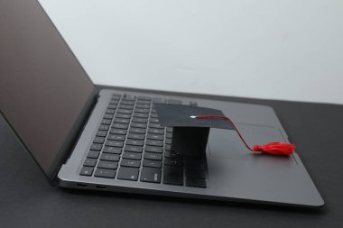 Mezuniyet konsepti. Diploma ve beyaz arkaplan üzerine kitap içeren düz kare akademik başlık.