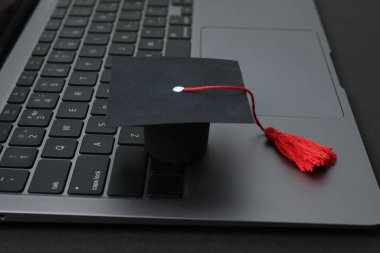 Mezuniyet konsepti. Diploma ve beyaz arkaplan üzerine kitap içeren düz kare akademik başlık.