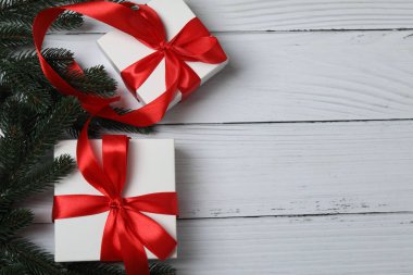 Noel hediyesi. Ahşap arkaplanda dekorasyon için alanı olan resmin üst görünümü.