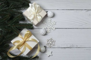 Noel hediyesi. Ahşap arkaplanda dekorasyon için alanı olan resmin üst görünümü.