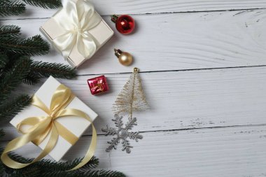 Noel hediyesi. Ahşap arkaplanda dekorasyon için alanı olan resmin üst görünümü.