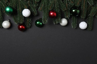 Noel hediyesi. Dekorasyon için alanı olan siyah arkaplan üzerindeki resmin üst görünümü.