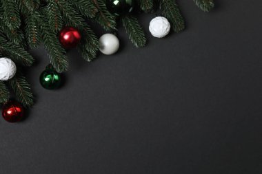 Noel hediyesi. Dekorasyon için alanı olan siyah arkaplan üzerindeki resmin üst görünümü.