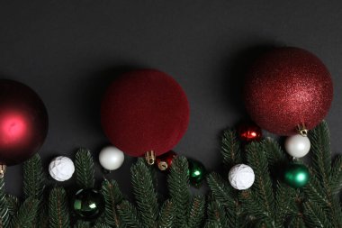 Noel hediyesi. Dekorasyon için alanı olan siyah arkaplan üzerindeki resmin üst görünümü.