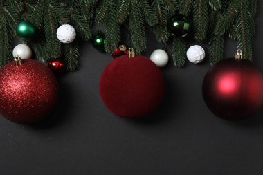 Noel hediyesi. Dekorasyon için alanı olan siyah arkaplan üzerindeki resmin üst görünümü.