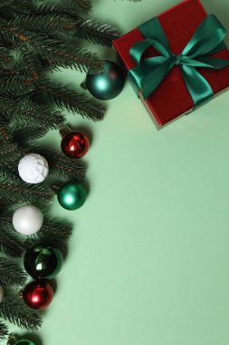 Noel hediyesi. Açık yeşil arkaplan üzerindeki resmin üst görünümü dekorasyon için boşluk ile.