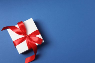 Noel hediyesi. Dekorasyon için alanı olan mavi arkaplan üzerindeki resmin üst görünümü.