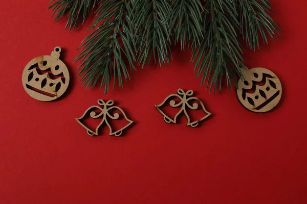 Noel hediyesi. Kırmızı zemin üzerinde dekorasyon için alanı olan bir Noel ağacı resminin üst görünümü.