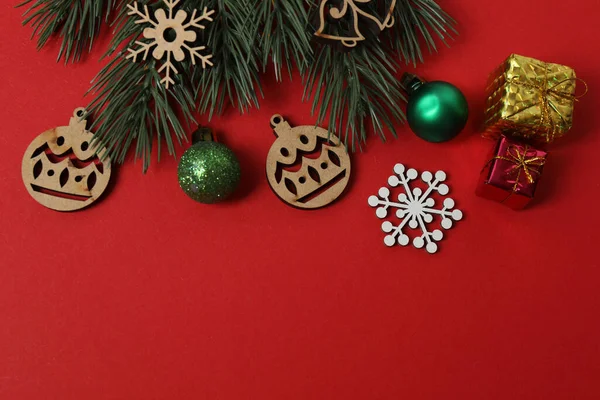 Noel hediyesi. Kırmızı zemin üzerinde dekorasyon için alanı olan bir Noel ağacı resminin üst görünümü.