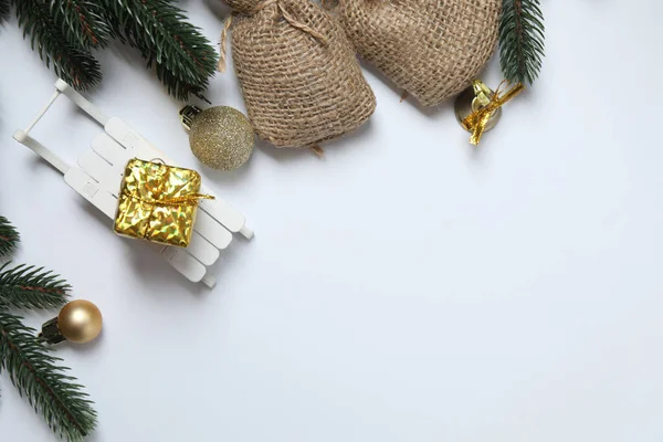 Noel hediyesi. Dekorasyon için alanı olan beyaz arkaplan üzerindeki resmin üst görünümü.