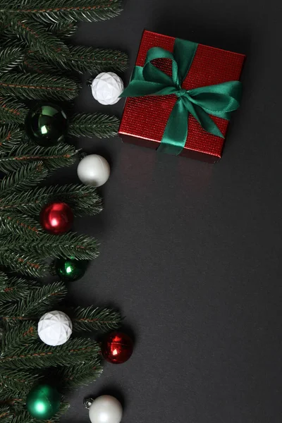 Noel hediyesi. Dekorasyon için alanı olan siyah arkaplan üzerindeki resmin üst görünümü.