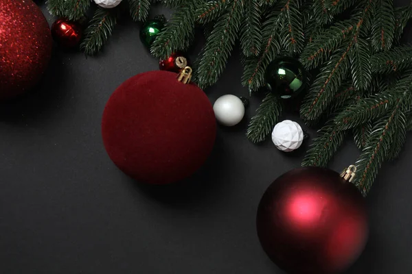 Noel hediyesi. Dekorasyon için alanı olan siyah arkaplan üzerindeki resmin üst görünümü.