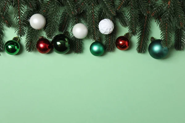 Noel hediyesi. Açık yeşil arkaplan üzerindeki resmin üst görünümü dekorasyon için boşluk ile.