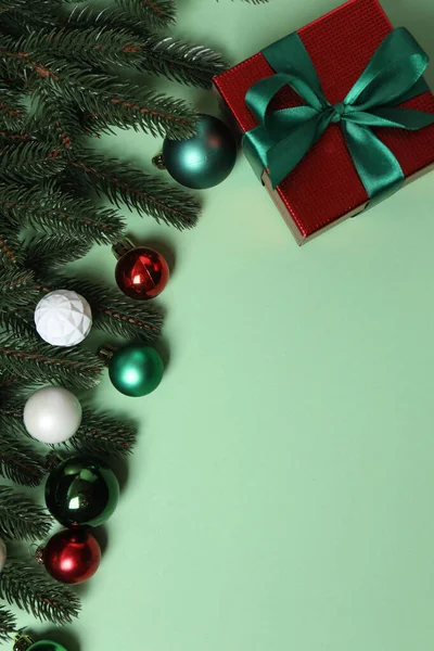 Noel hediyesi. Açık yeşil arkaplan üzerindeki resmin üst görünümü dekorasyon için boşluk ile.