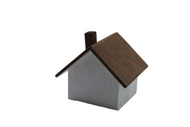 Kahverengi ahşap ev beyaz arka planda izole edilmiş. Emlak kavramı