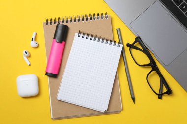 PNG, kalemli notlar, sarı arkaplanda izole edilmiş.