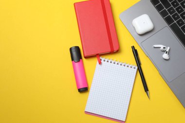 PNG, kalemli notlar, sarı arkaplanda izole edilmiş.