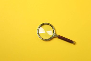 Sarı bir yüzeyde büyüteç