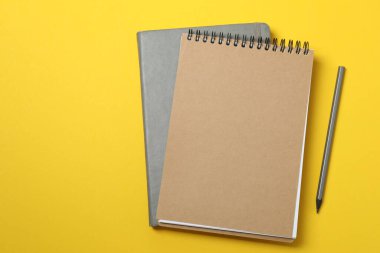 PNG, kalemli notlar, sarı arkaplanda izole edilmiş.