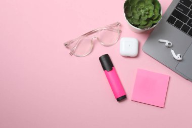 PNG, kalemli notlar, pembe arkaplanda izole edilmiş.