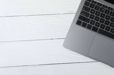 PNG, tahta arka planda izole edilmiş kalemli defterler