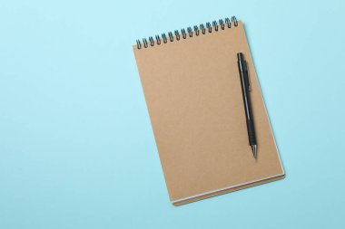 PNG, kalemli defterler, mavi arkaplanda izole edilmiş