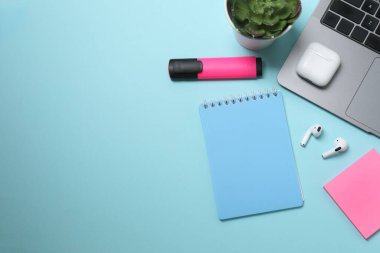 PNG, kalemli defterler, mavi arkaplanda izole edilmiş