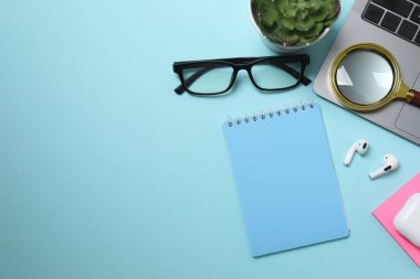 PNG, kalemli defterler, mavi arkaplanda izole edilmiş