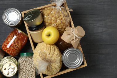 İnsani yardım. Mavi arka planda bağışlanmak üzere çeşitli gıda ürünleri