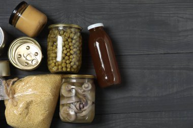 İnsani yardım. Mavi arka planda bağışlanmak üzere çeşitli gıda ürünleri