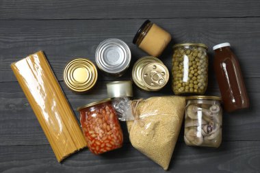 İnsani yardım. Mavi arka planda bağışlanmak üzere çeşitli gıda ürünleri