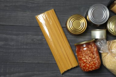 İnsani yardım. Tahta masa üzerinde bağış yapmak için farklı gıda ürünleri.