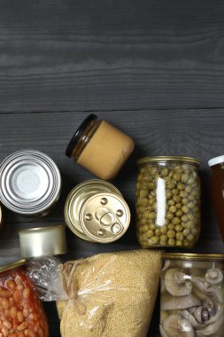 İnsani yardım. Tahta masa üzerinde bağış yapmak için farklı gıda ürünleri.