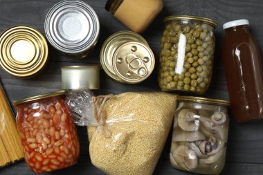 İnsani yardım. Tahta masa üzerinde bağış yapmak için farklı gıda ürünleri.