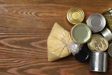 İnsani yardım. Tahta masa üzerinde bağış yapmak için farklı gıda ürünleri.