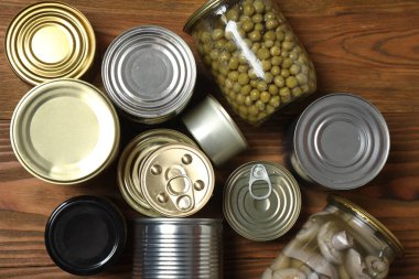 İnsani yardım. Tahta masa üzerinde bağış yapmak için farklı gıda ürünleri.