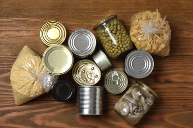 İnsani yardım. Tahta masa üzerinde bağış yapmak için farklı gıda ürünleri.