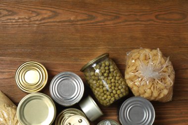 İnsani yardım. Tahta masa üzerinde bağış yapmak için farklı gıda ürünleri.