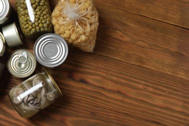 İnsani yardım. Tahta masa üzerinde bağış yapmak için farklı gıda ürünleri.